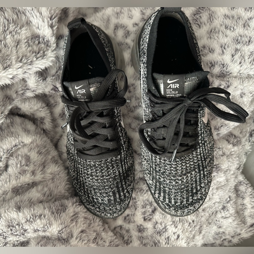 black and white women’s vapormax - Picture 3 of 8